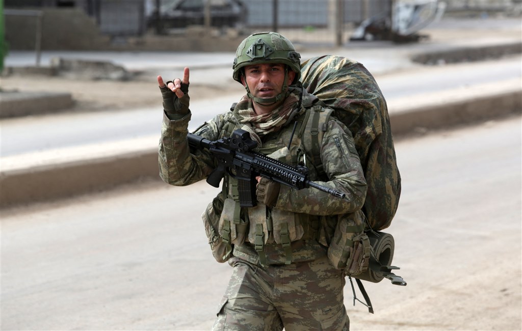 Wie zijn de Grijze Wolven, en waarom is de wolvengroet zo omstreden?